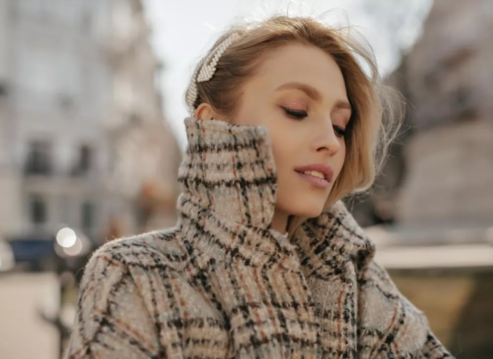 kabát s vysokým límcem