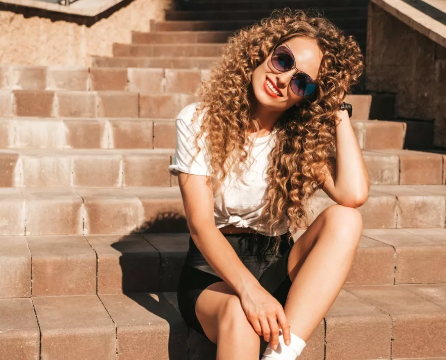 žena s kudrnatými vlasy