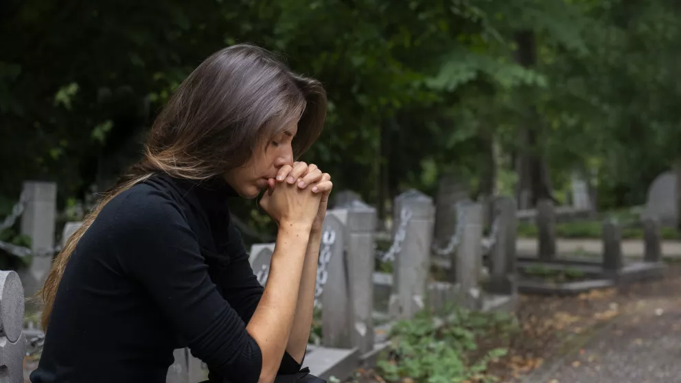 žena, smutek, smrt, slzy, rodina, syn