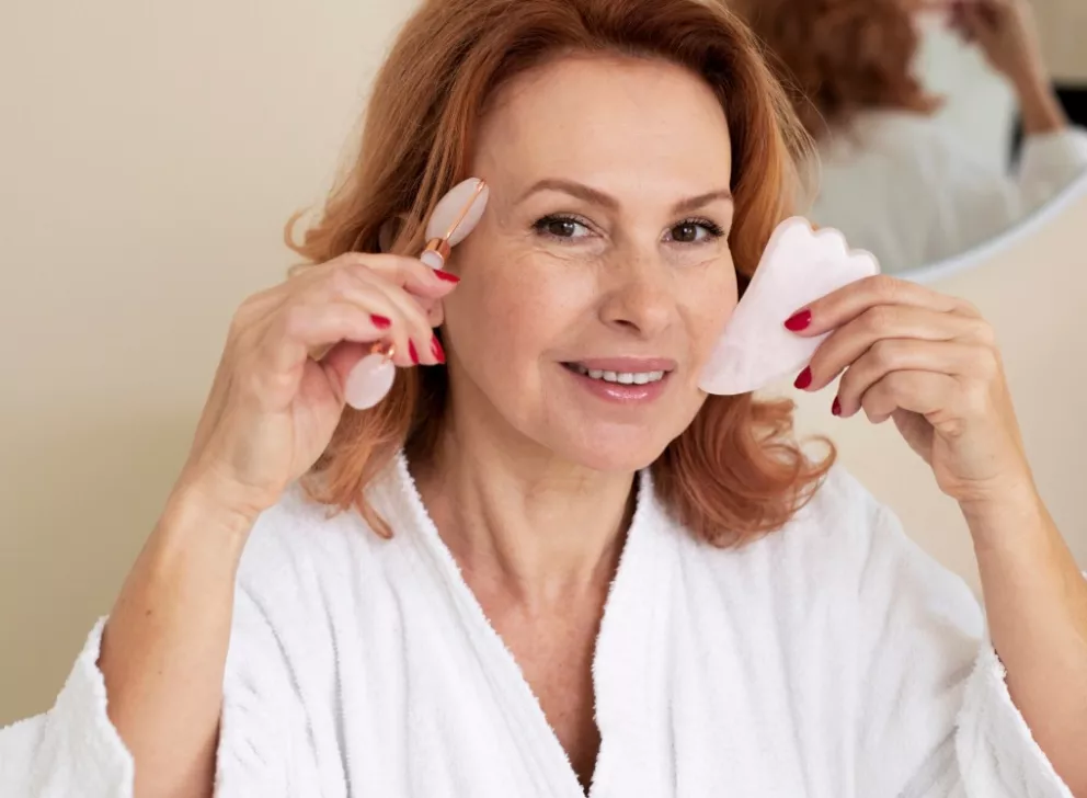 žena masíruje pleť