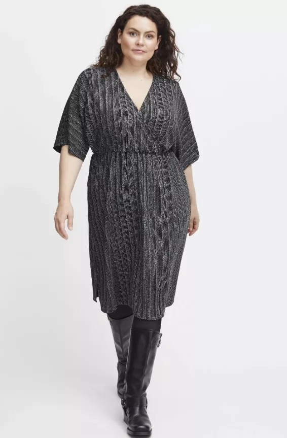 Zavinovací plus size šaty s jemným svislým pruhem, Fransa, 1 710 Kč