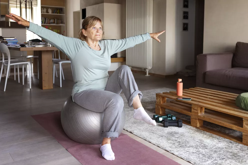 žena cvičí břicho