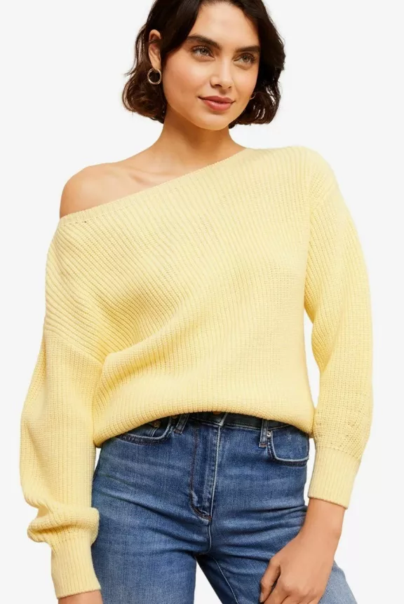 Máslově žlutý svetr na jedno rameno, Friends Like These, 1 035 Kč