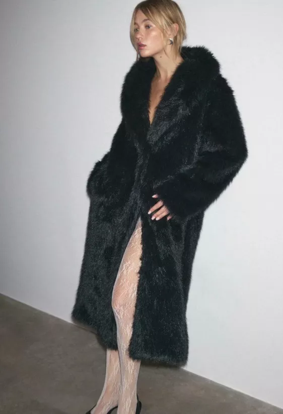 Dlouhý faux fur kabát, Stradivarius, 2 299 Kč