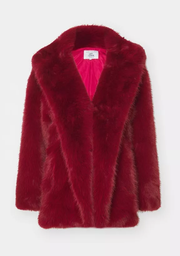 Karmínově červený kabát, Hotel Mahfouf, 4 540 Kč