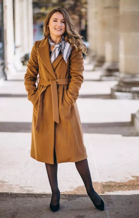 žena má kabát jako šaty