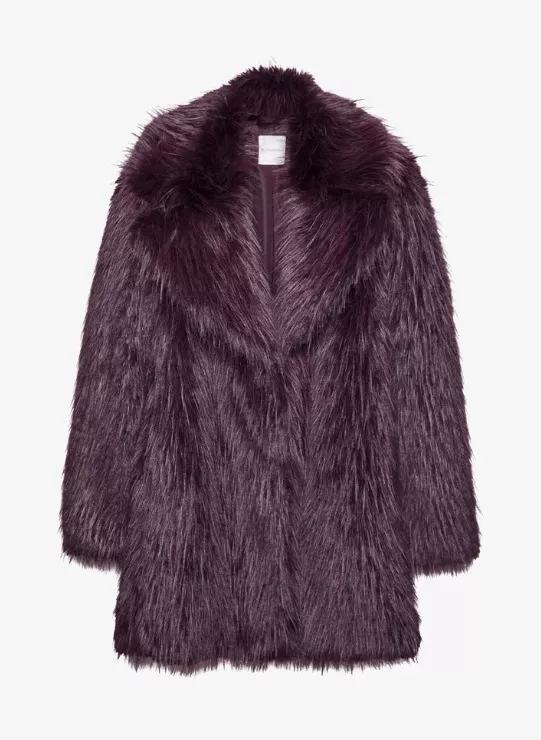 Fialový kabát z umělé kožešiny, Stradivarius, 1 999 Kč