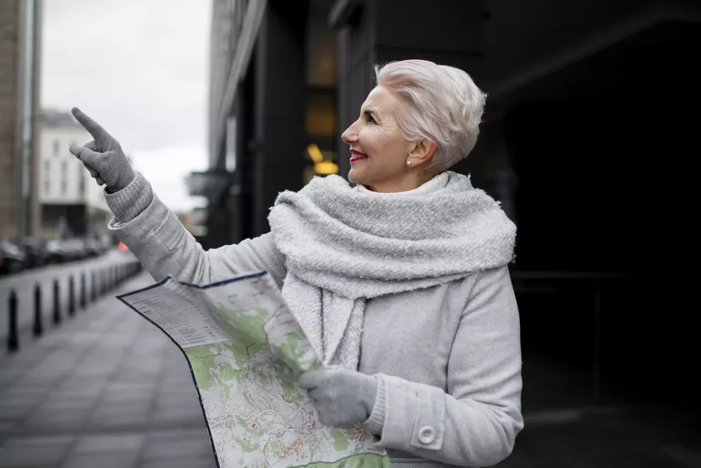 žena cestuje s mapou v ruce