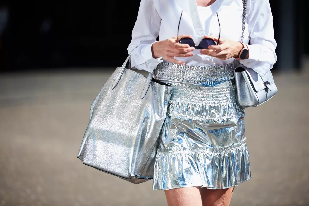 žena ve stříbrném outfitu