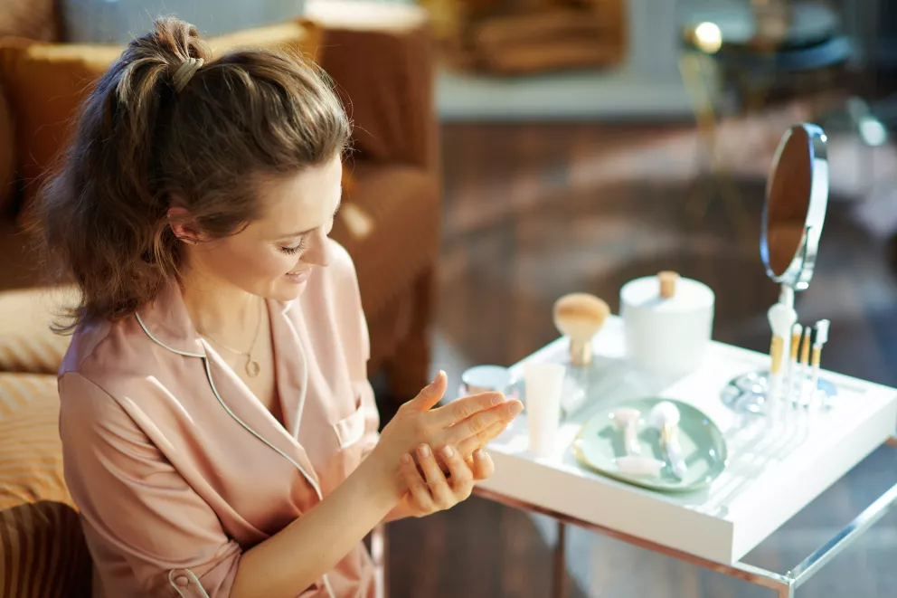 žena si maže ruce krémem