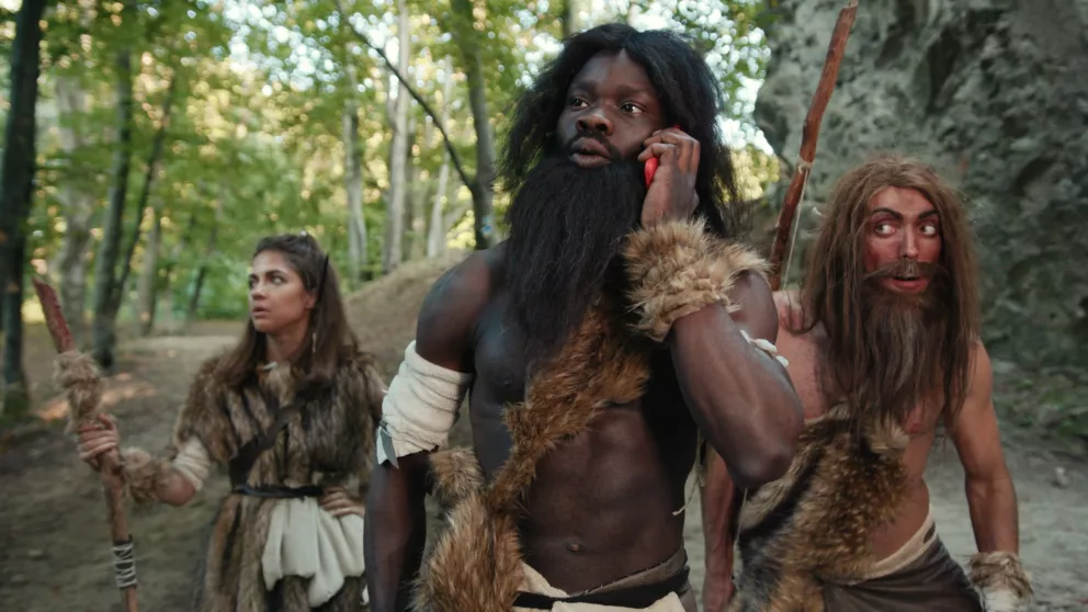 pravěcí lidé s mobilem v ruce