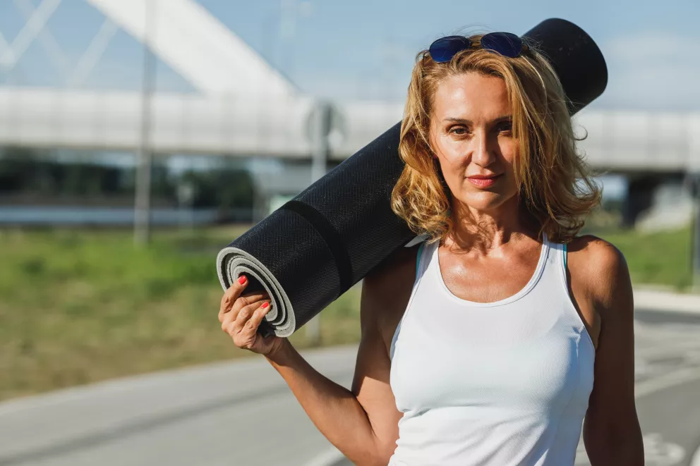 žena s cvičící podložkou