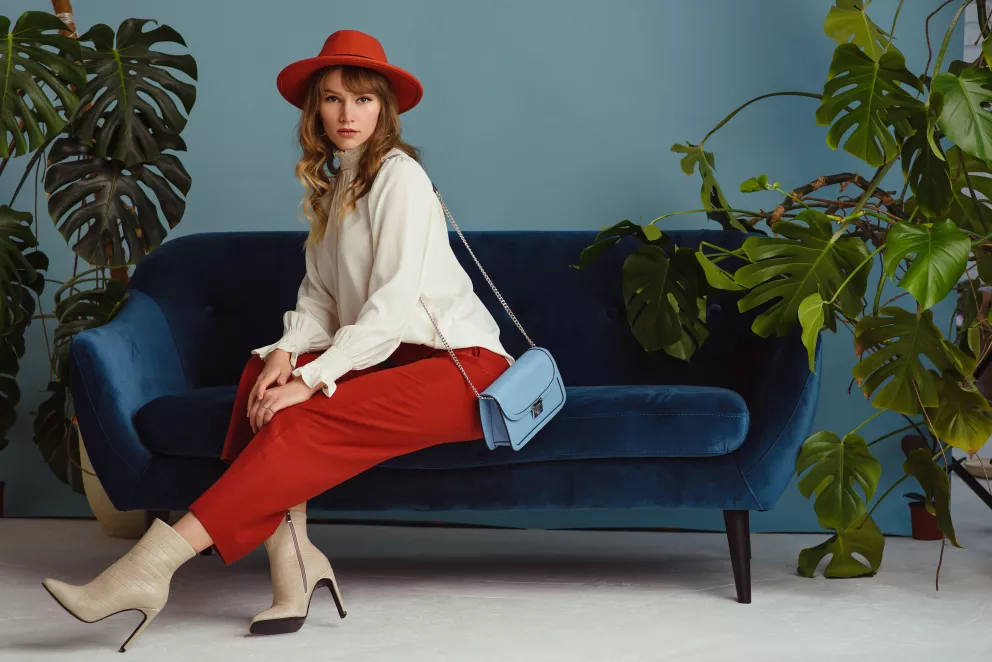 žena v červených kalhotách