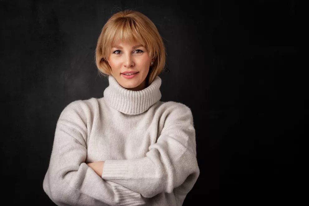 žena v hřejivém roláku