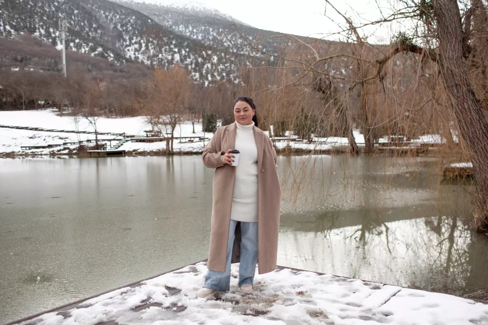 žena v dlouhém kabátě