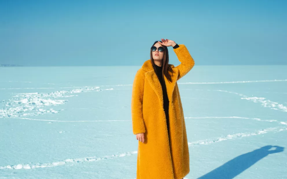 žena ve žlutém kabátě