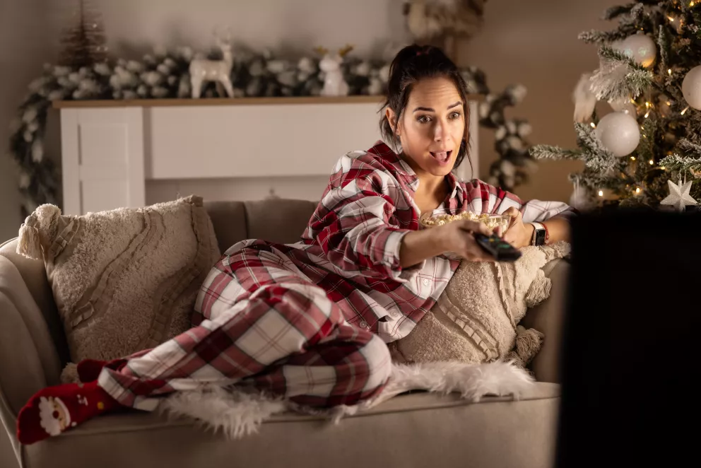 žena se dívá na televizi o Vánocích