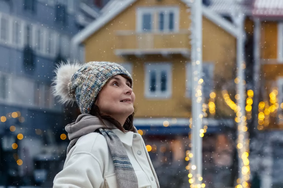 žena venku o Vánocích