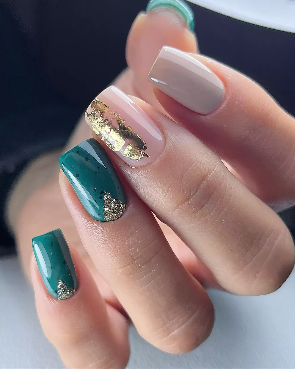 zelené nehty se zlatem