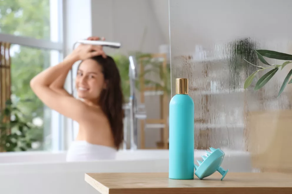 žena si umývá vlasy