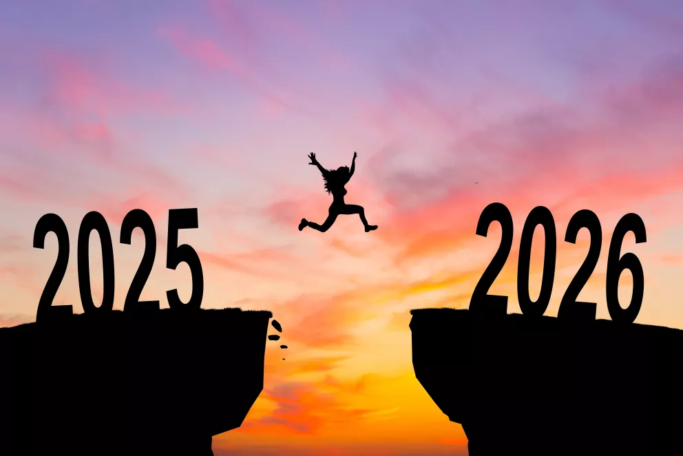 žena skáče z roku 2025 do 2026