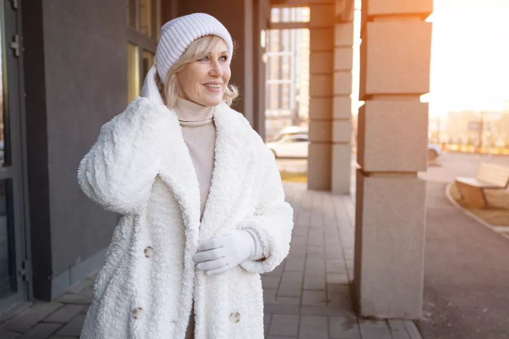 bílý plyšový kabát