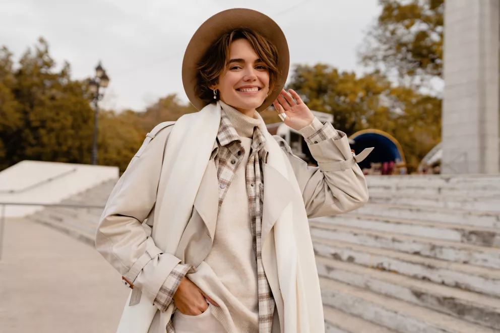 žena v krémovém outfitu