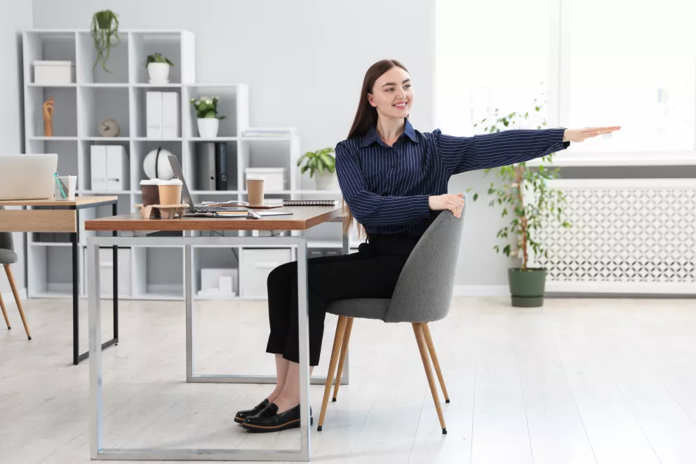 žena provádí rotaci v kanceláři