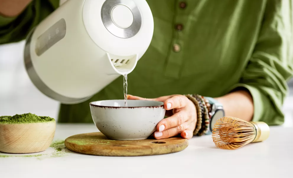 žena připravuje matchu