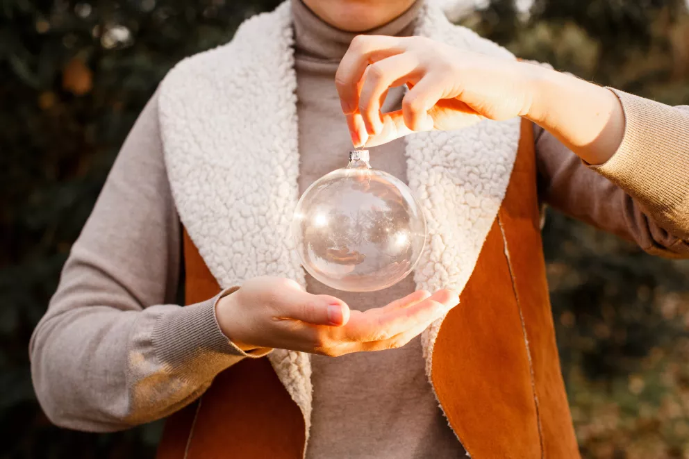 žena věští z vánoční koule