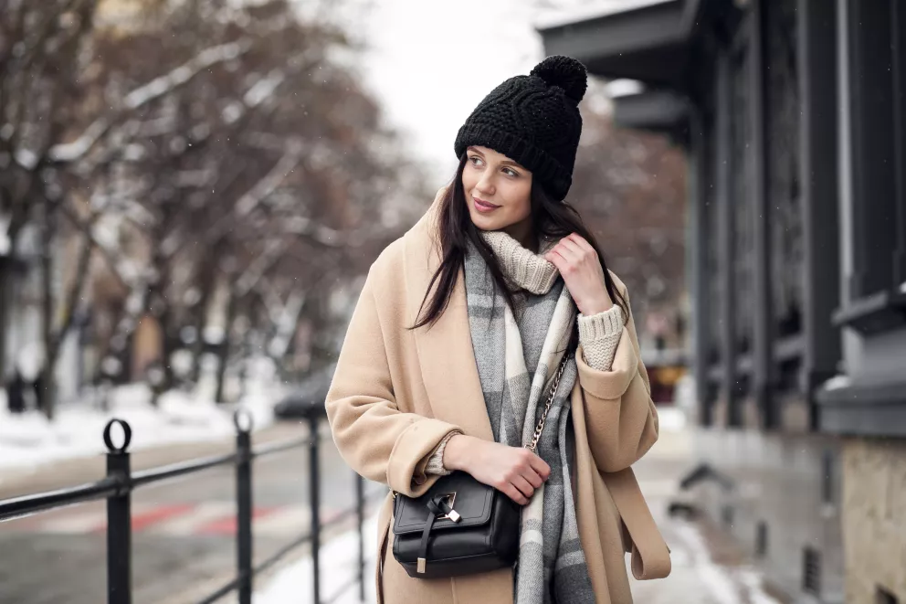 žena v krémové kabátě