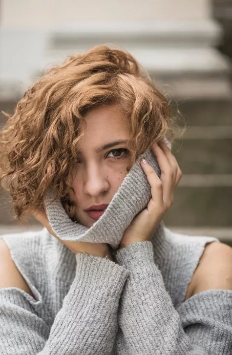 žena s hnědými vlasy