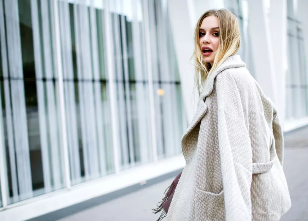 žena v kabátě