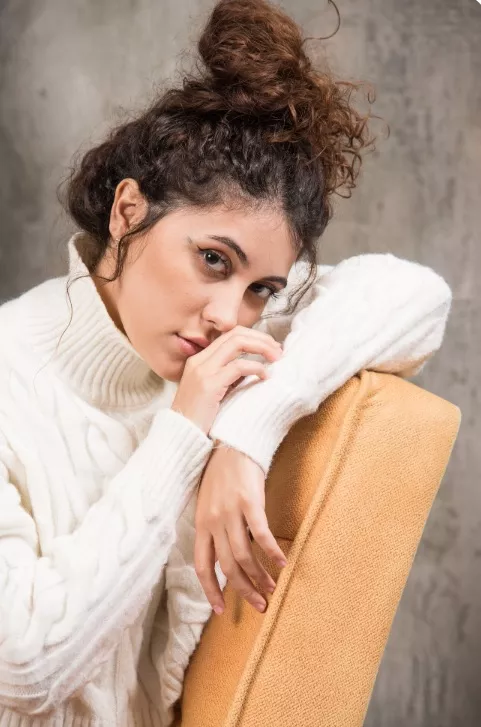 žena s kudrnatými vlasy