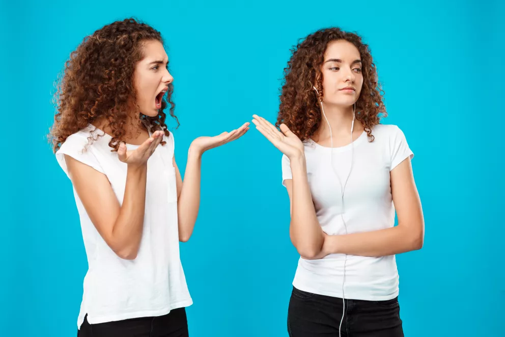 ženy, sestry, hádky, peníze, pomoc, problémy