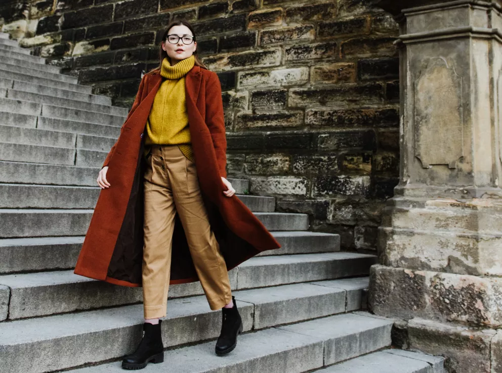 žena v červeném kabátu