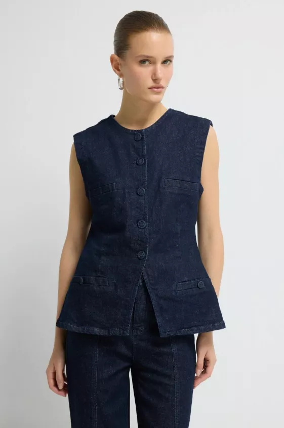 Denimová projmutá vesta v odstínu indigo, adL, 3 799 Kč