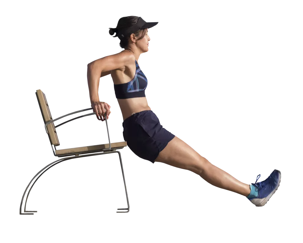 <p><strong>Tricepsové kliky o židli</strong><br />
Opřete dlaně o sedák židle, ramena stáhněte dolů a dozadu a s výdechem pomalu pokrčujte paže. Cvik posiluje zadní stranu paží, ramena i střed těla a zároveň učí tělo držet vzpřímenou polohu. Důležité je nepropadat se v ramenou a pohyb provádět plynule.</p>
