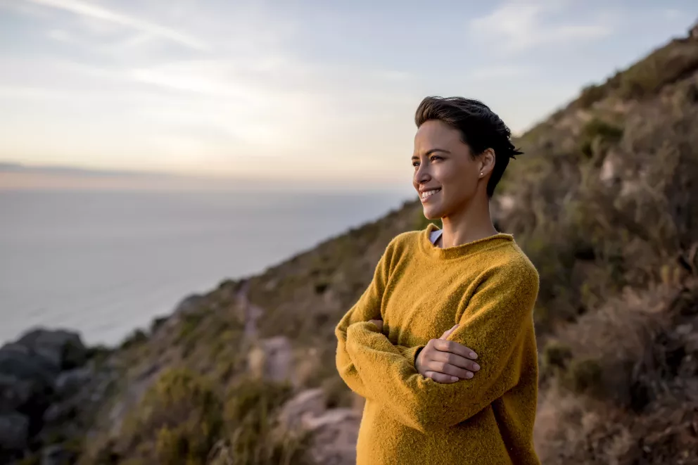 Pryč se zemitými tóny: Přichází čas obléknout se do žluté. Šaty, trika i kalhoty jí budou plné