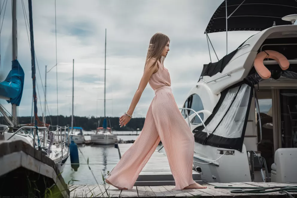 Rozšířené nohavice mohou být elegantnější než rovné. Skvěle ladí k těmto jedněm oblíbeným botám