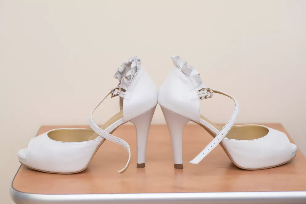 Bílé tenisky všichni známe, ale ne vždycky se hodí. Zkuste v této barvě i jiné oblíbené boty 