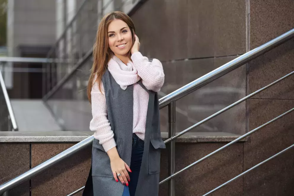 Tmavé denimky a pletená vesta: Kousky do 1000 korun, které si zamilujete