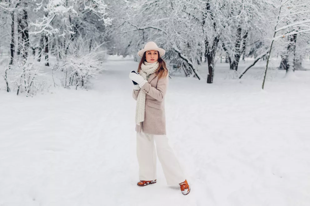 žena v kalhotách se širokými nohavicemi