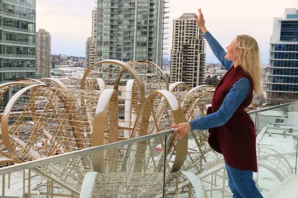 Tmavé denimky a pletená vesta: Kousky do 1000 korun, které si zamilujete