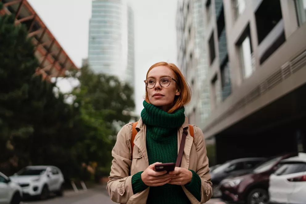 Jak obléci obyčejné džíny? Poradíme vám pár triků, které vám uberou roky. S rolákem, bundičkou se zvířecím potiskem nebo bílou košilí…