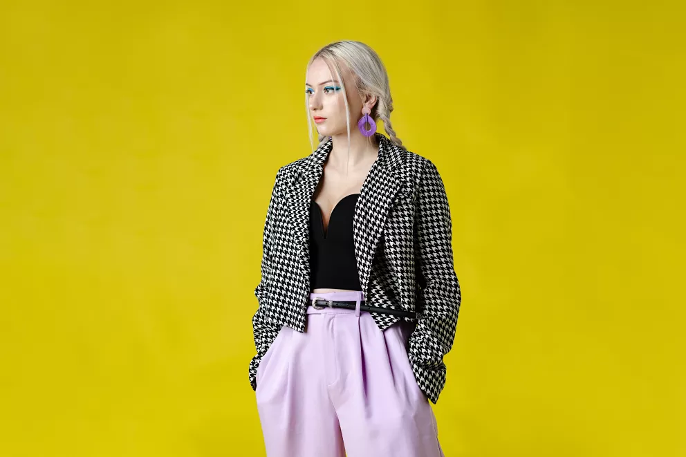 Minimalismus a dokonalá geometrie roku 2026: Zkrácené sako a kalhoty odhalující bříško si můžete dovolit i po 40