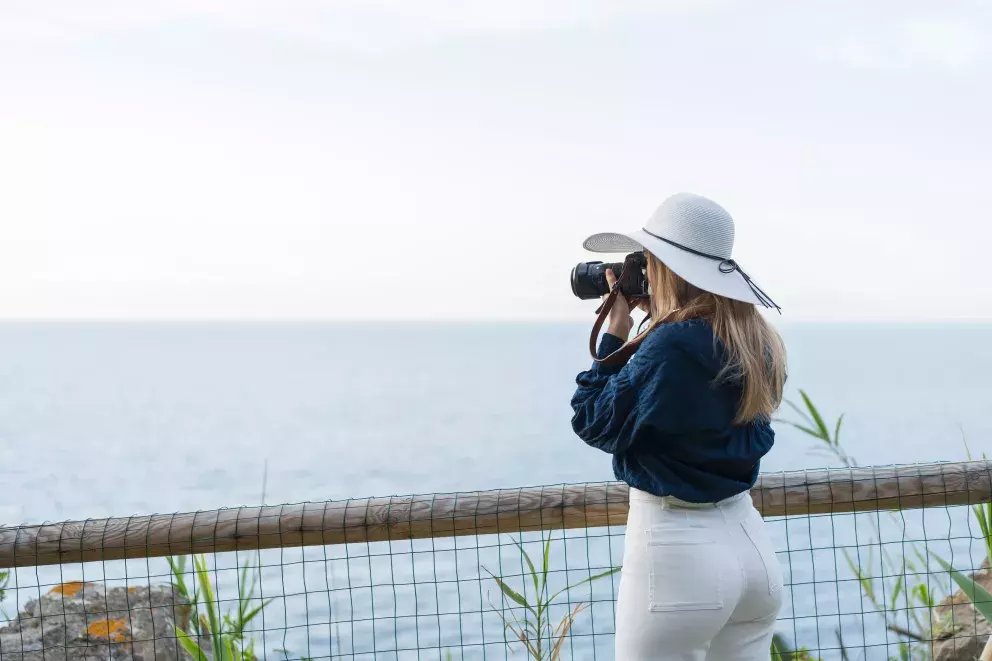 Džíny s vysokým pasem budou vévodit i nadcházející sezóně. Kromě modré klasicky se budou nosit i v těchto dvou barvách