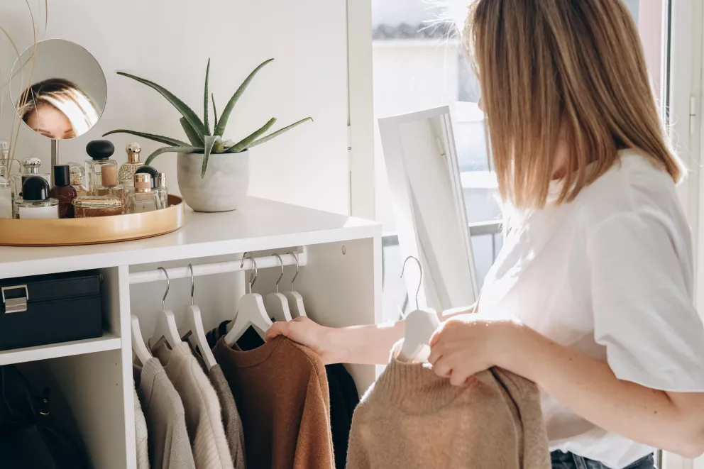 Tři nadčasové kousky, které vám nesmí chybět. Je mezi nimi i hedvábná košile, která zakryje nedostatky postavy