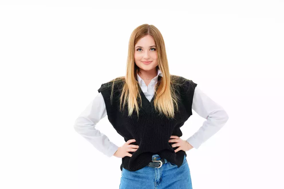 Tmavé denimky a pletená vesta: Kousky do 1000 korun, které si zamilujete