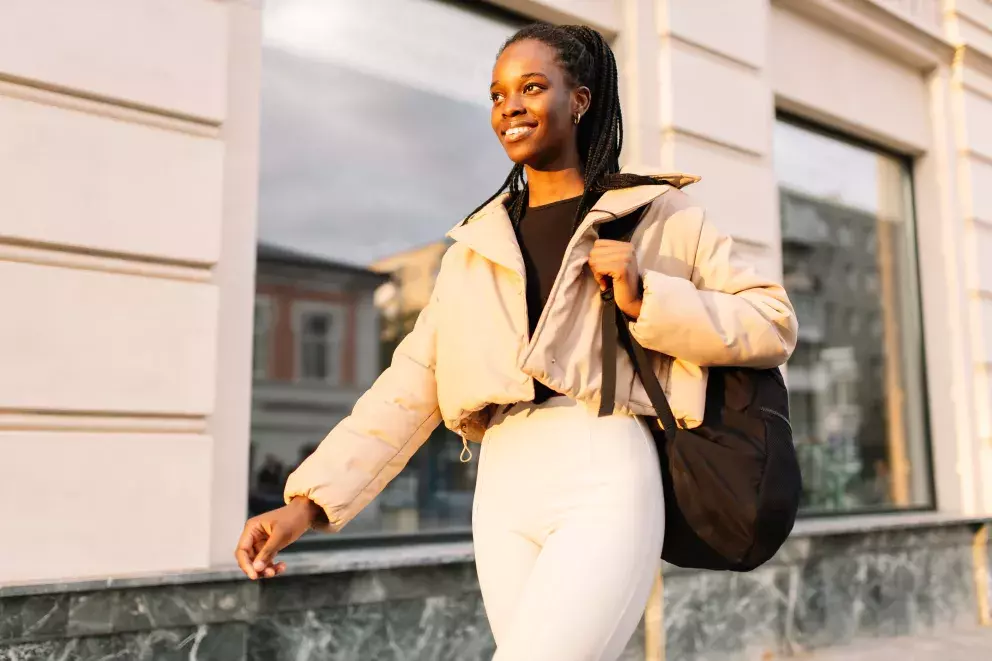 Džíny s vysokým pasem a bomber: Dva kousky, které oblečete kamkoliv